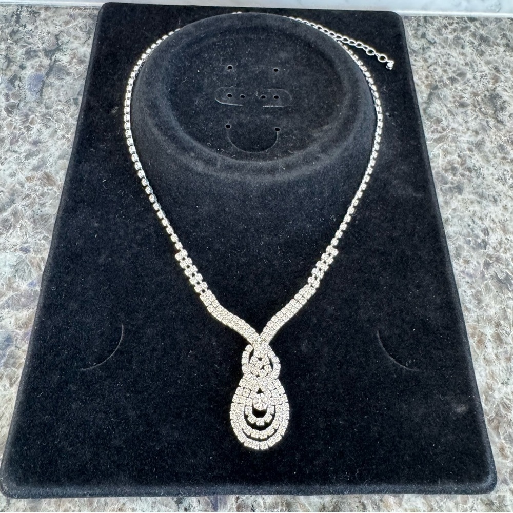 Rhinestone Teardrop Necklace Silver Tone NWT - Picture 1 of 4